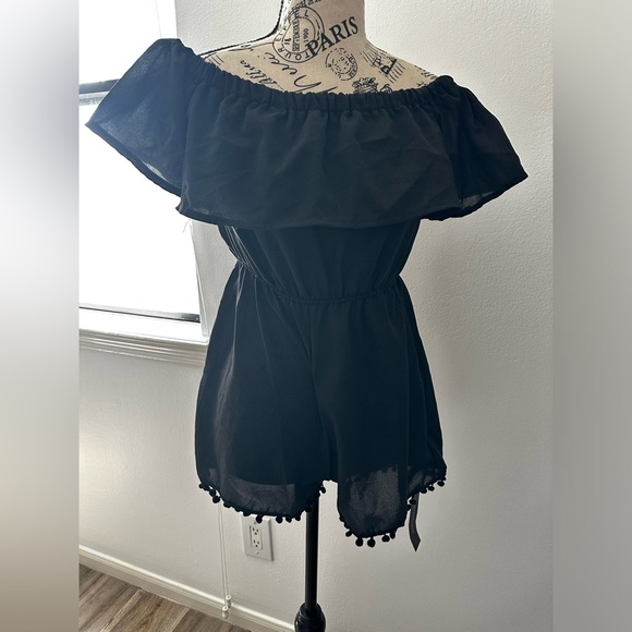 unbrandred Pants - Romper Women's Size Small Black Solid One-Piece Rayon Blend Shorts Lightweight